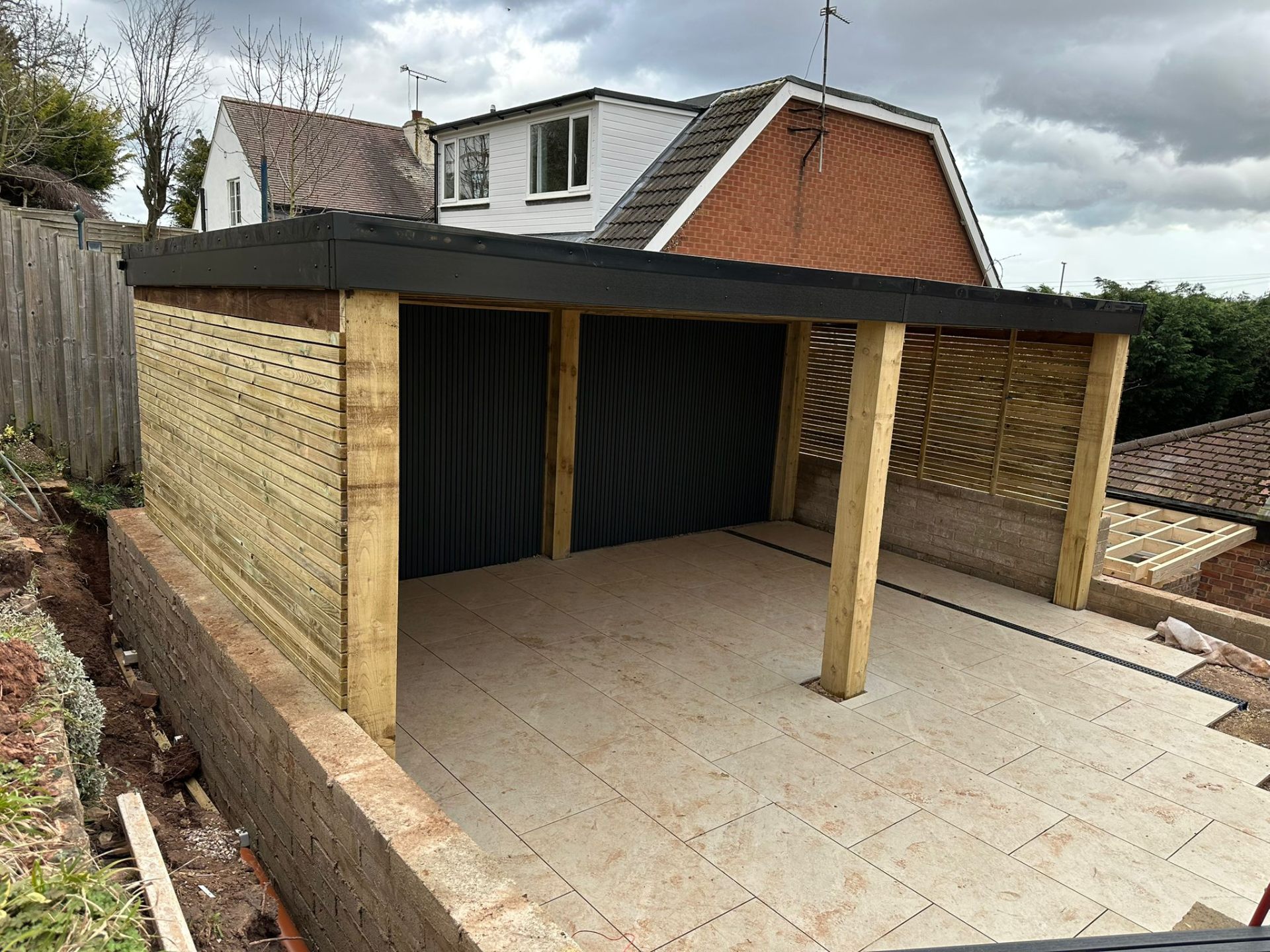 Covered timber garden room / carport in a Nottinghamshire garden
