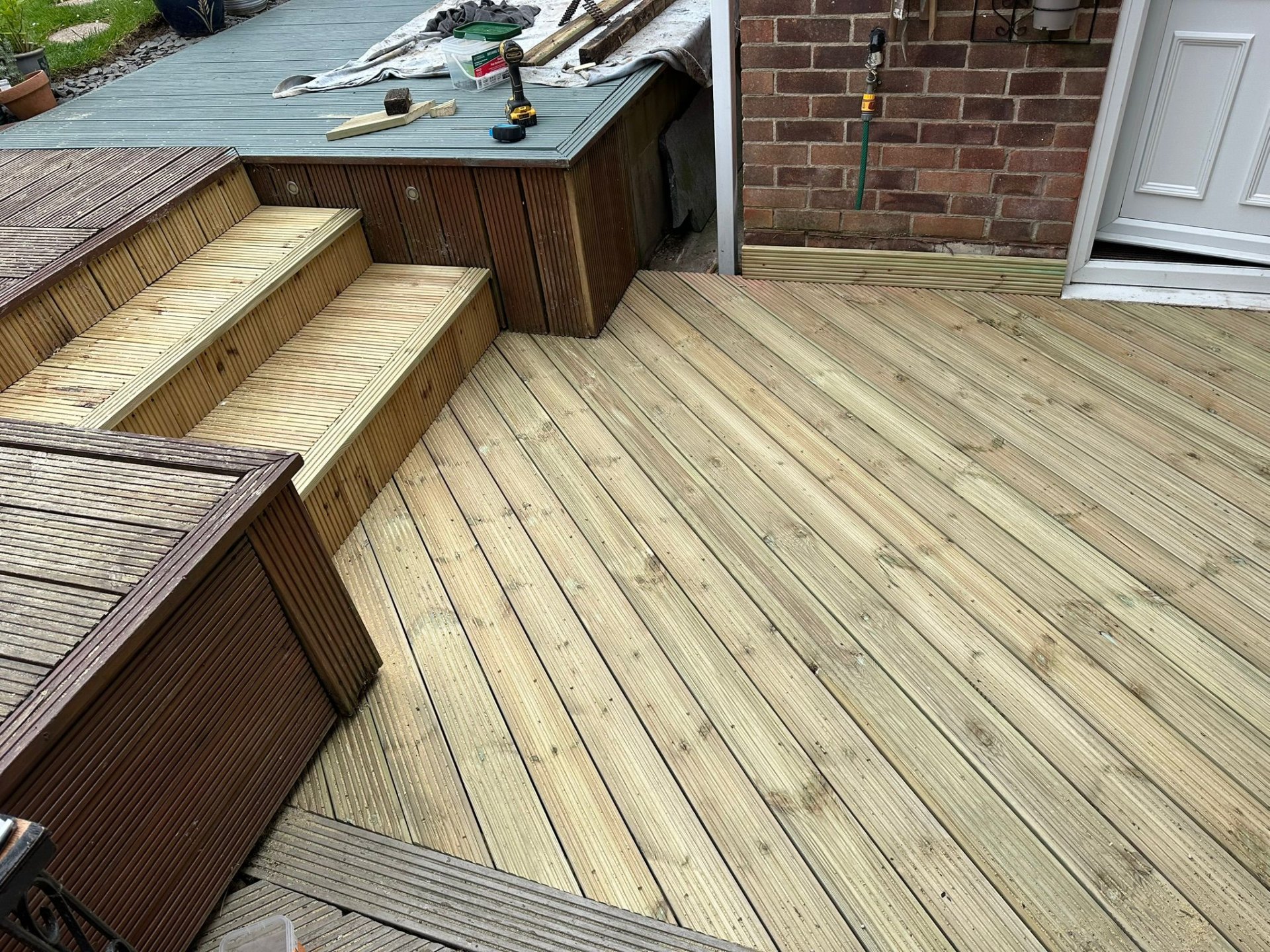 Timber decking with built-in step transition in a Nottinghamshire garden